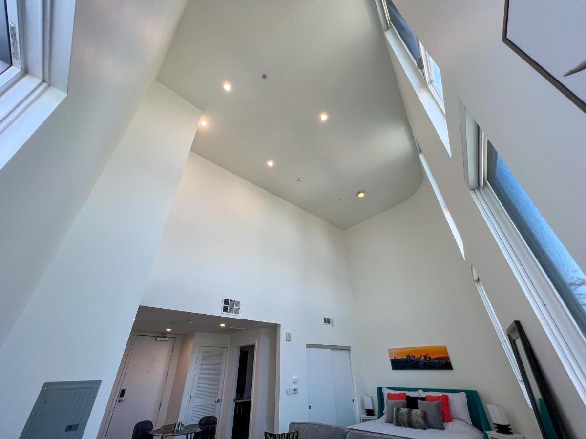 Downtown Los Angeles Skyline Balcony View Modern Penthouse Exterior photo